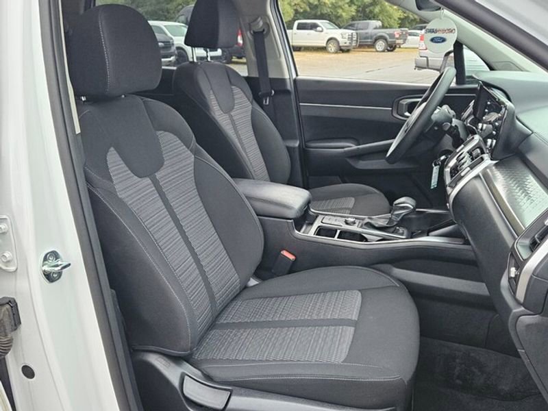 Used 2023 Kia Sorento LX image 17