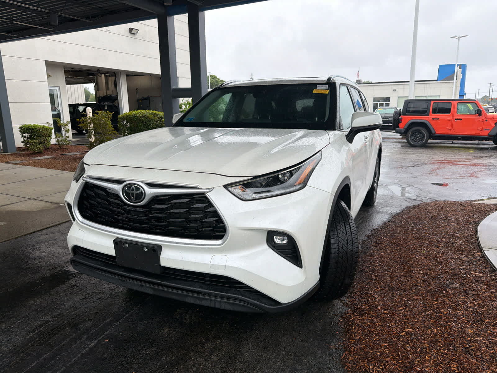 Used 2021 Toyota Highlander XLE AWD/4WD image 9