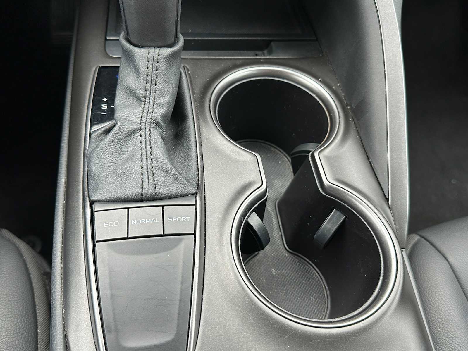 Used 2024 Toyota Camry SE image 30