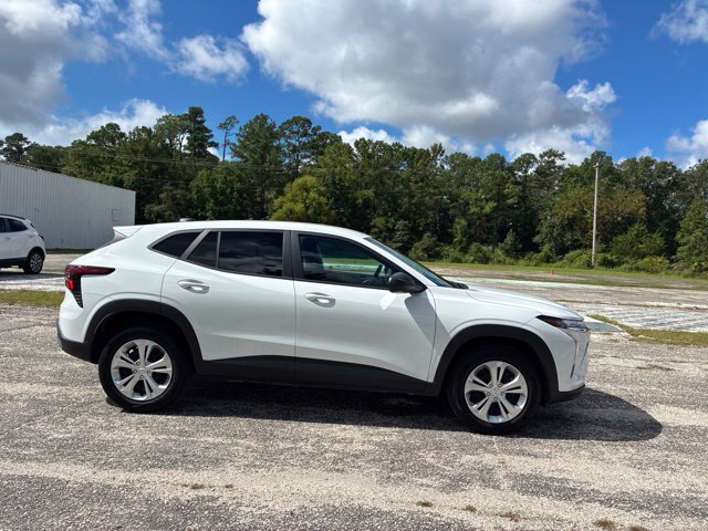 Used 2026 Chevrolet Trax LS FWD image 2