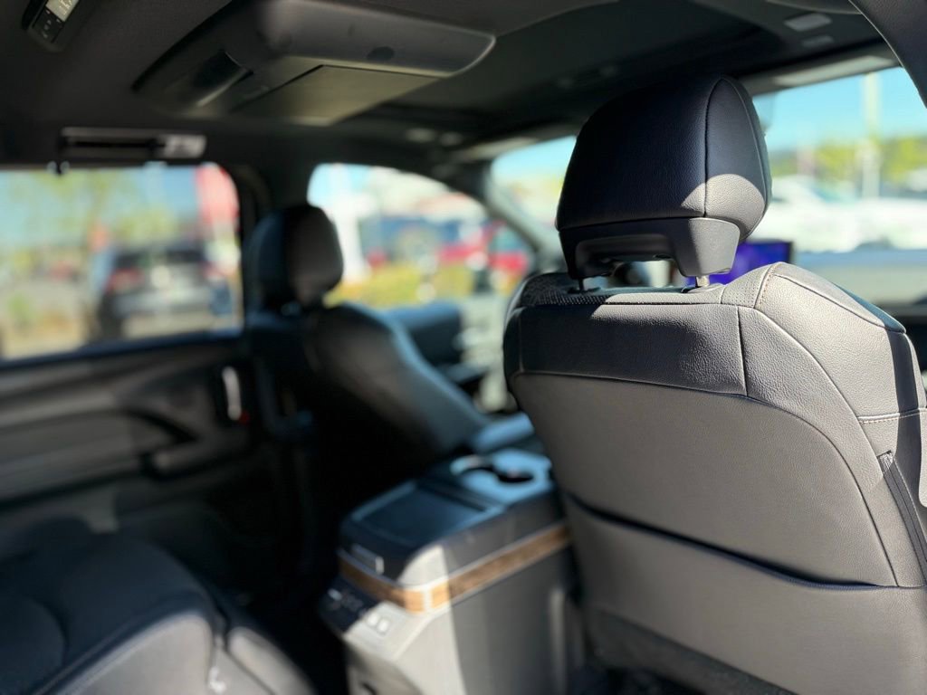 Used 2025 Toyota Sienna Platinum image 19