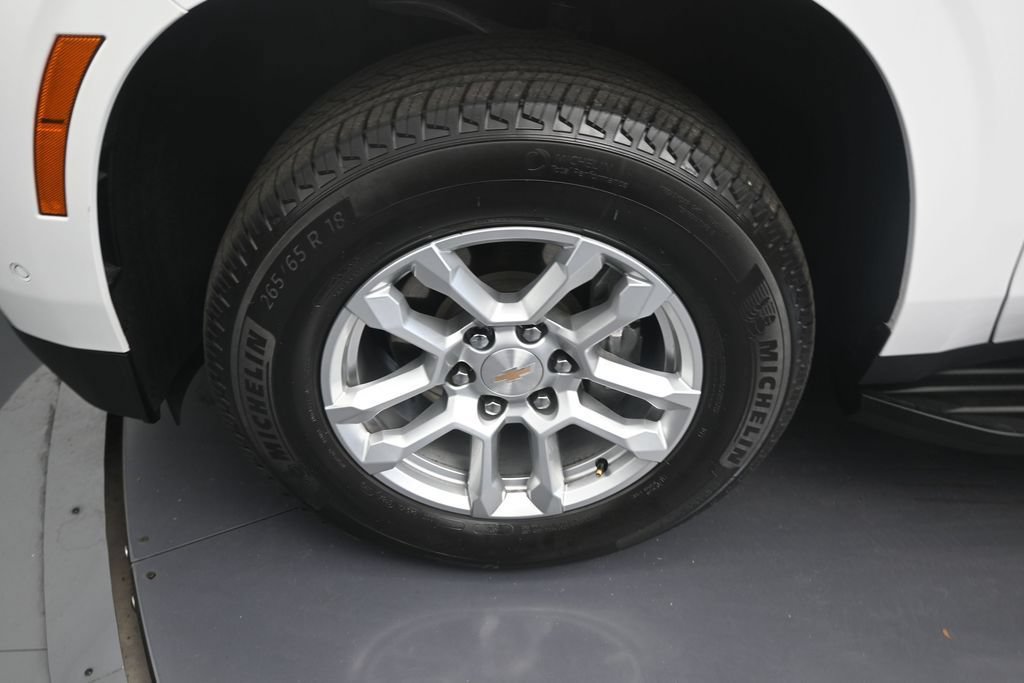 Used 2025 Chevrolet Suburban LS RWD image 9