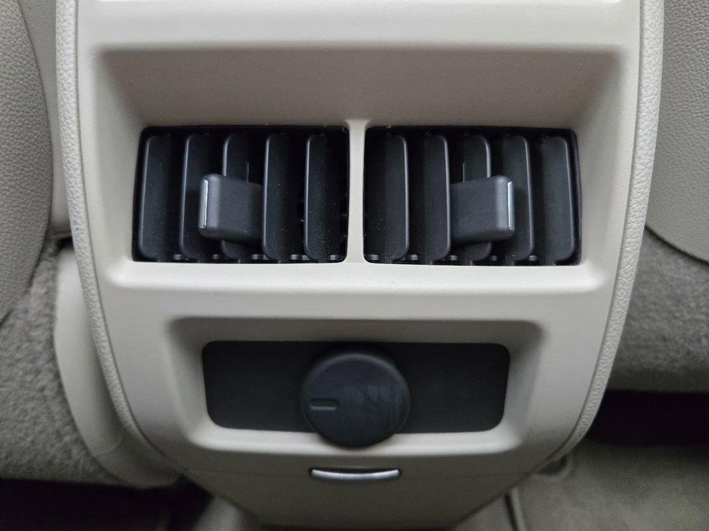 Used 2013 Cadillac SRX Luxury image 32