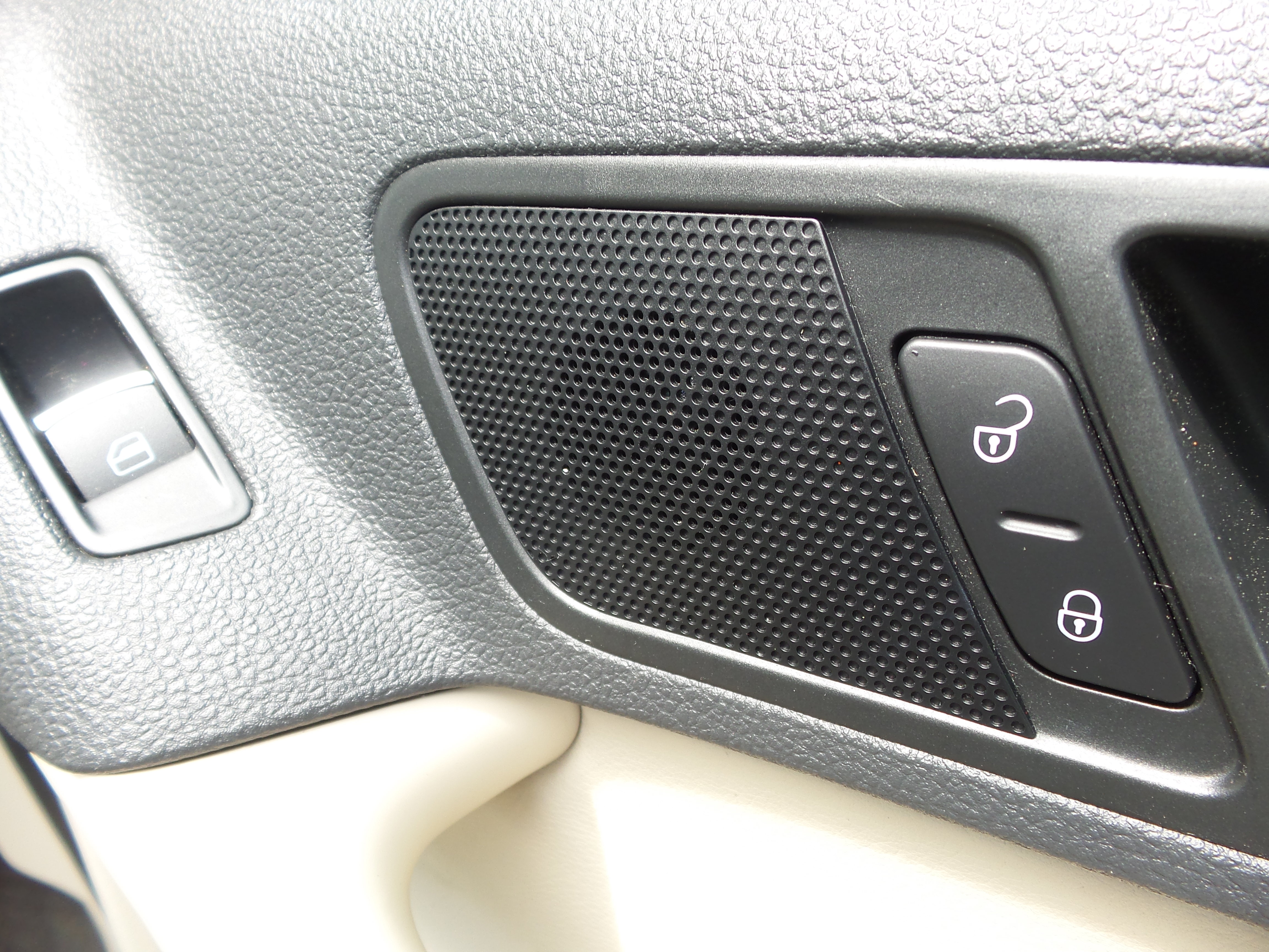 Used 2015 Volkswagen Tiguan SEL FWD image 48