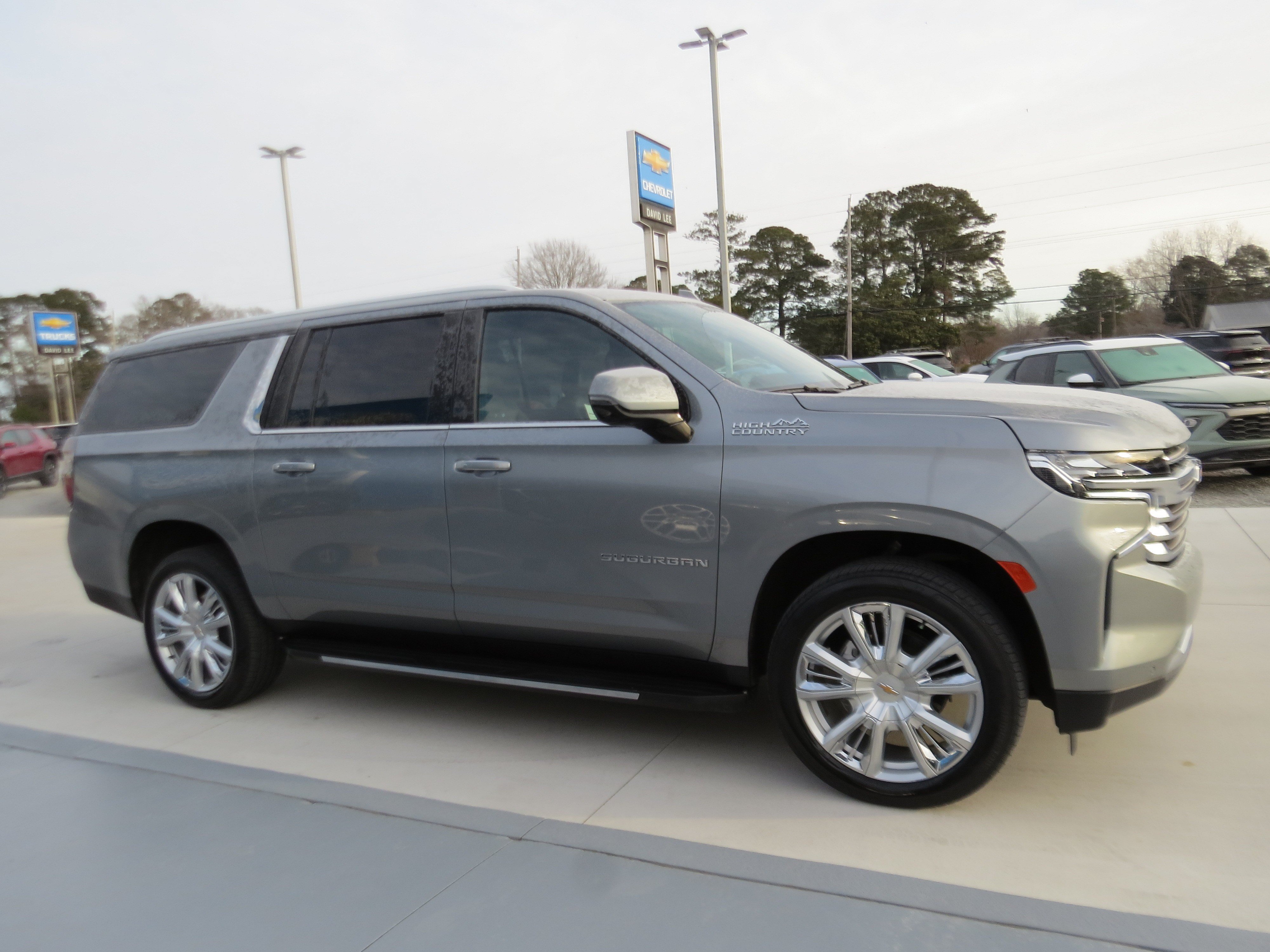 Used 2023 Chevrolet Suburban High Country RWD image 6