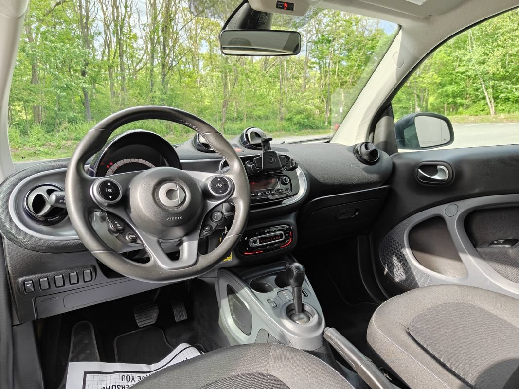 Used 2017 smart fortwo passion RWD image 14
