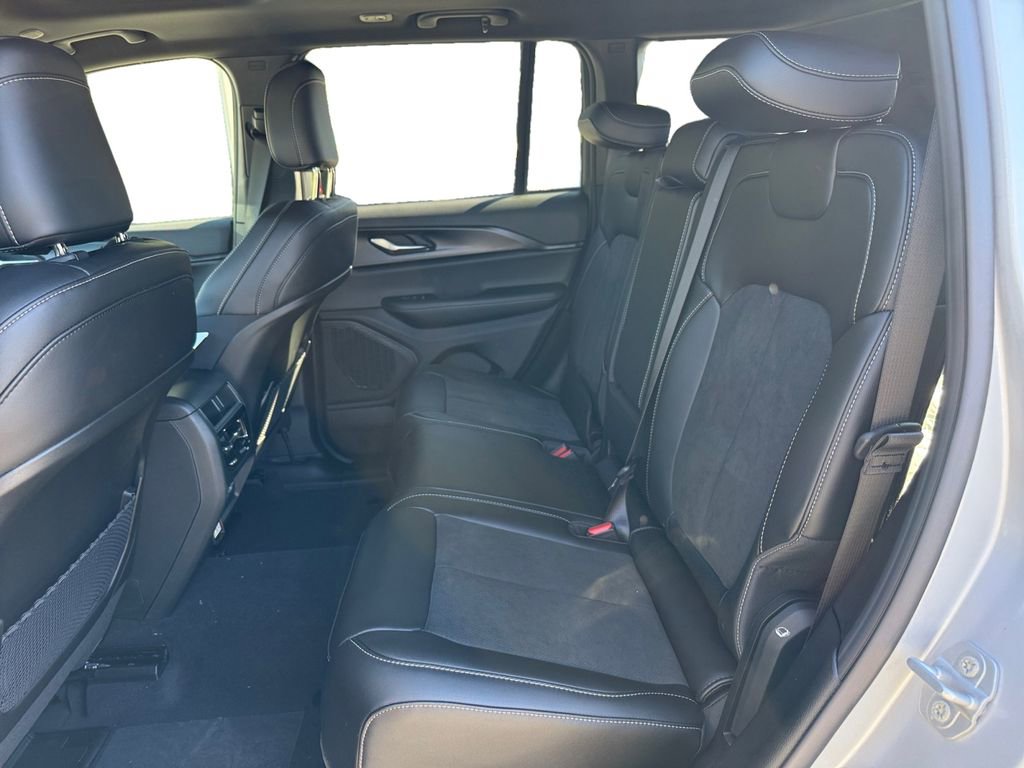 New 2025 Jeep Grand Cherokee Altitude image 13