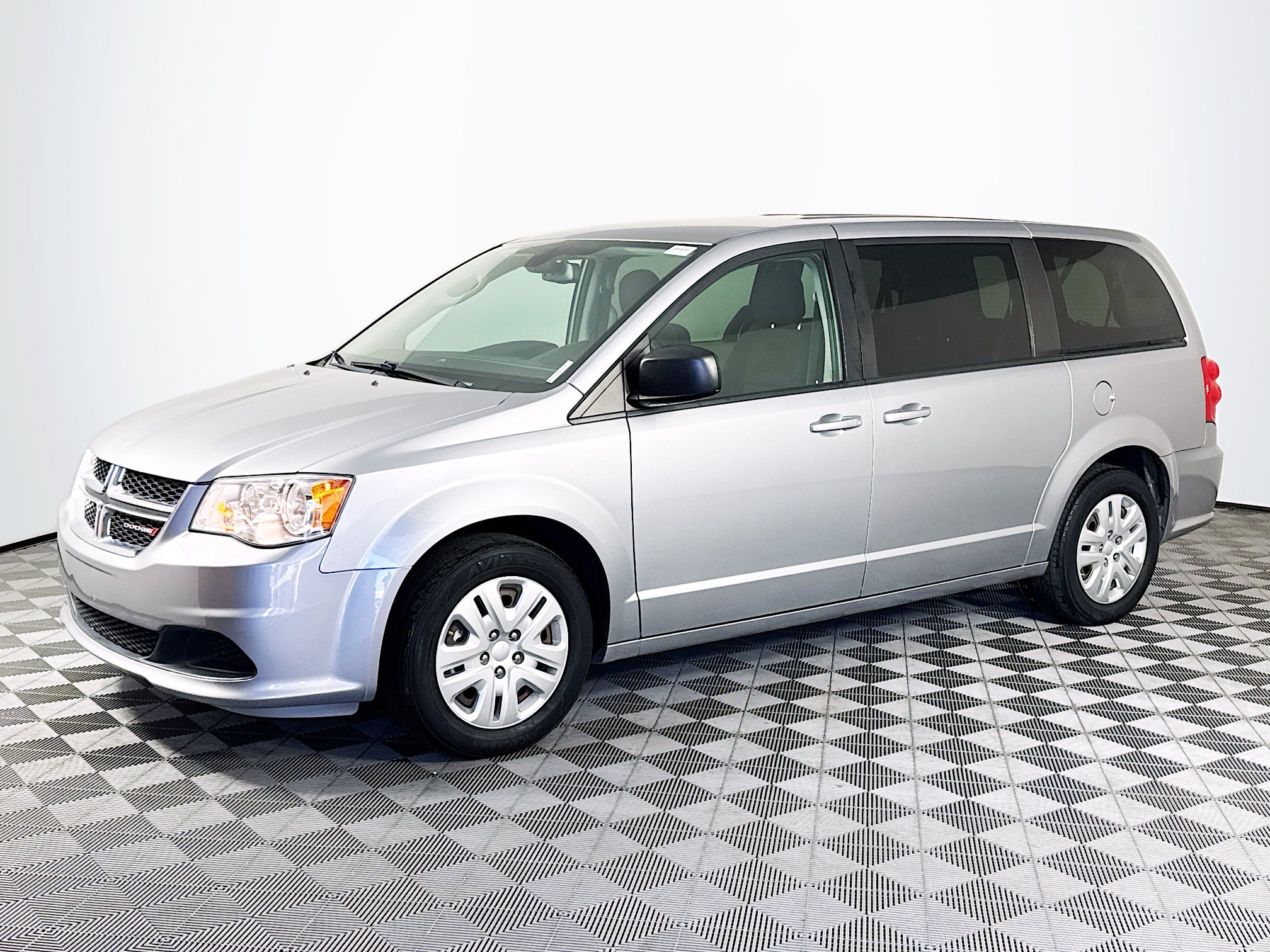 Used 2018 Dodge Grand Caravan SE w/ UConnect Hands-Free Group FWD image 4