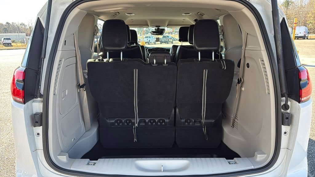 Used 2022 Chrysler Pacifica Touring-L image 11