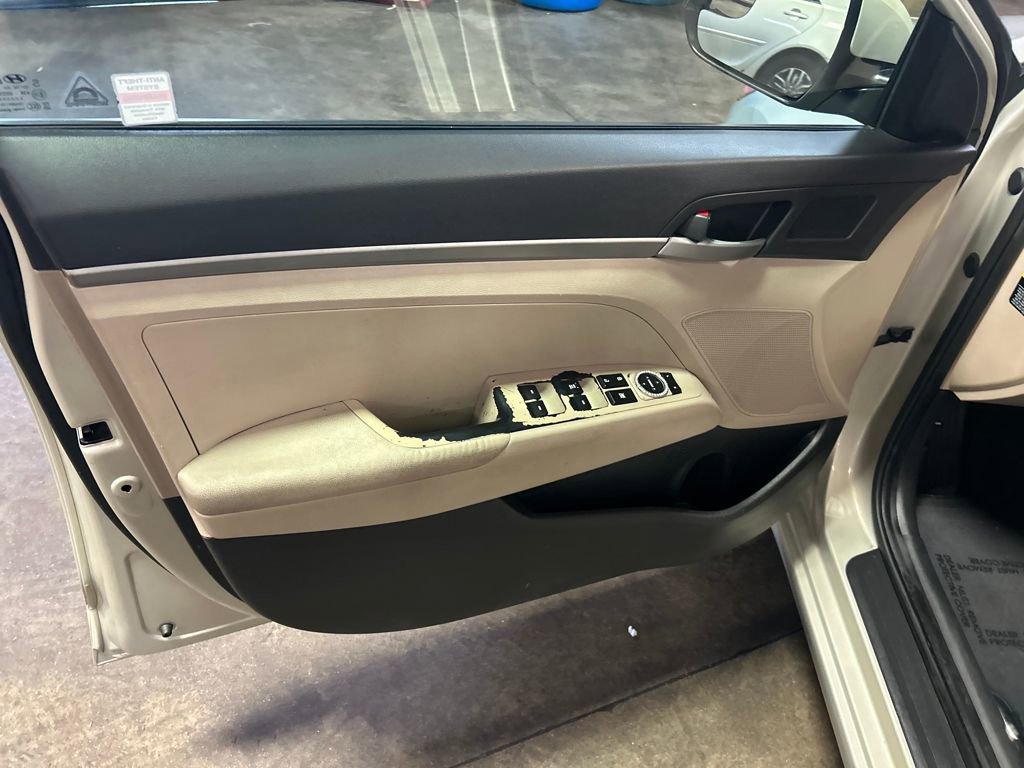 Used 2017 Hyundai Elantra SE image 23