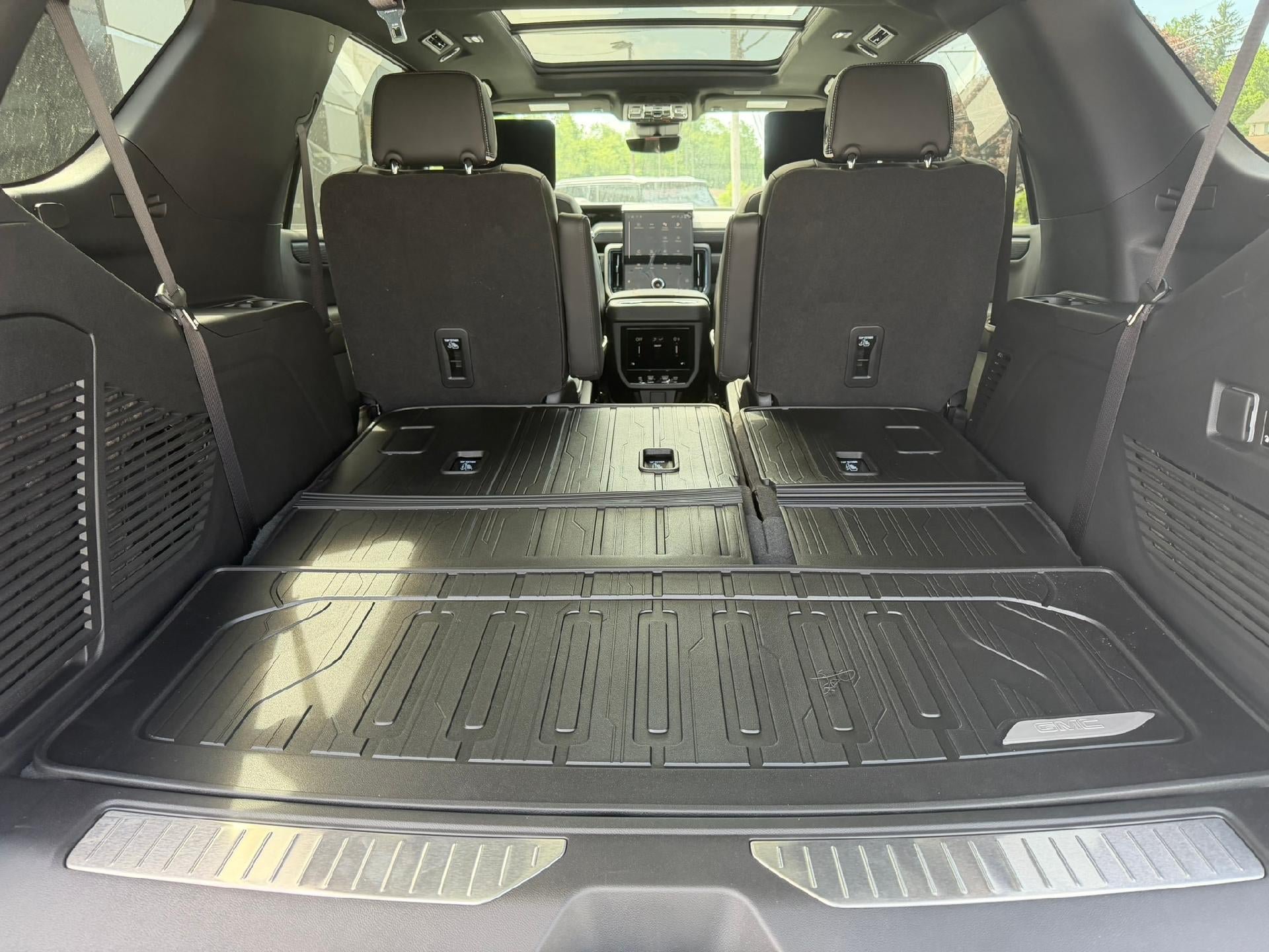 New 2026 GMC Yukon AT4 Ultimate w/ LPO, Floor Liner Package AWD/4WD image 6