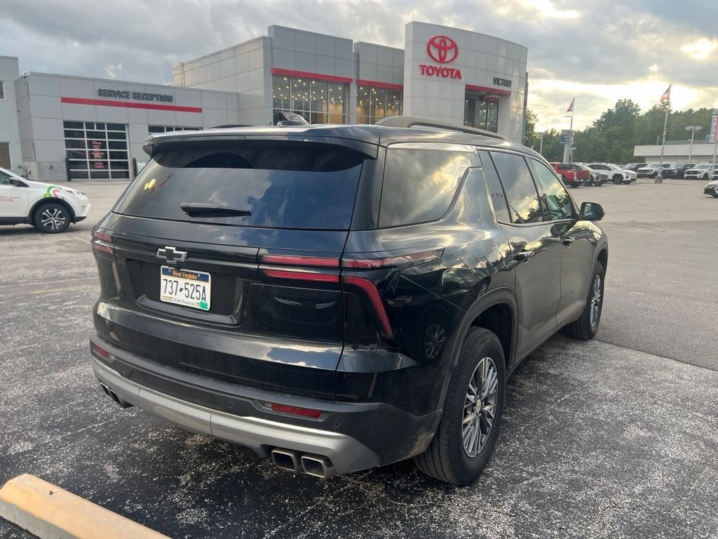 Used 2025 Chevrolet Traverse LT w/ Driver Confidence Package AWD/4WD image 2