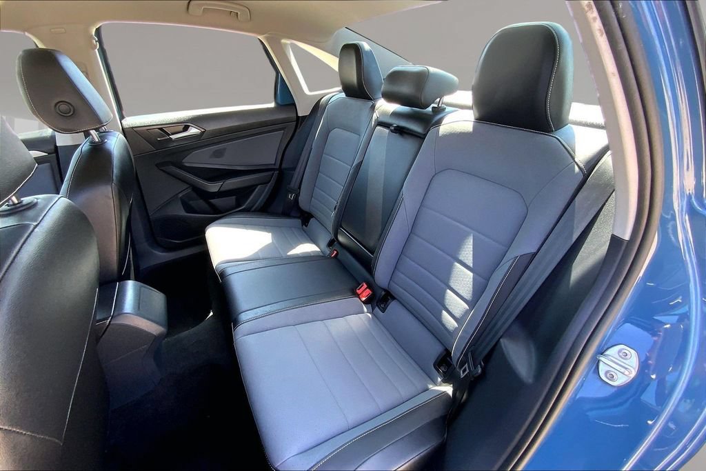 Used 2025 Volkswagen Jetta SE FWD image 25