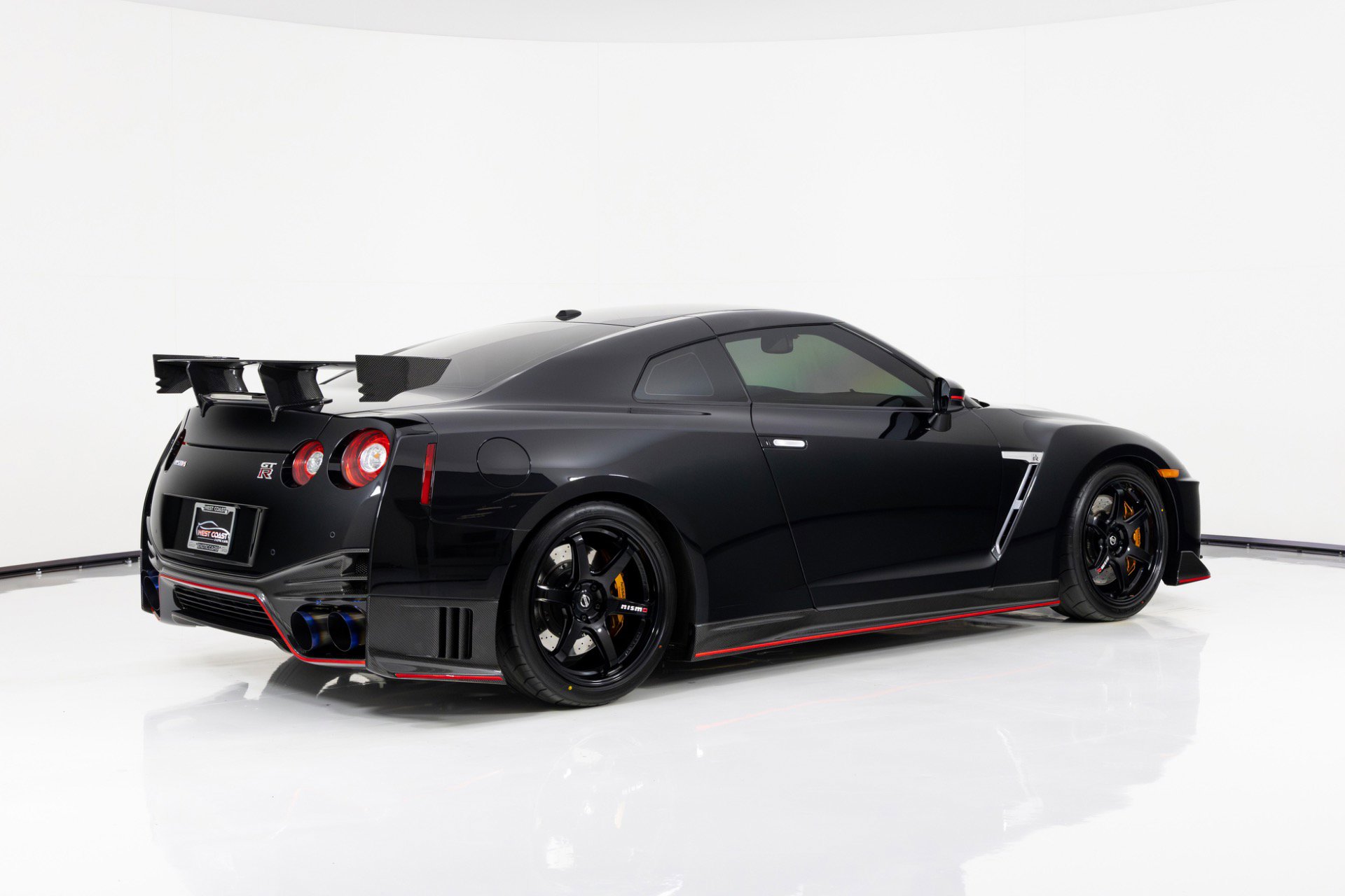 Used 2017 Nissan GT-R NISMO image 3