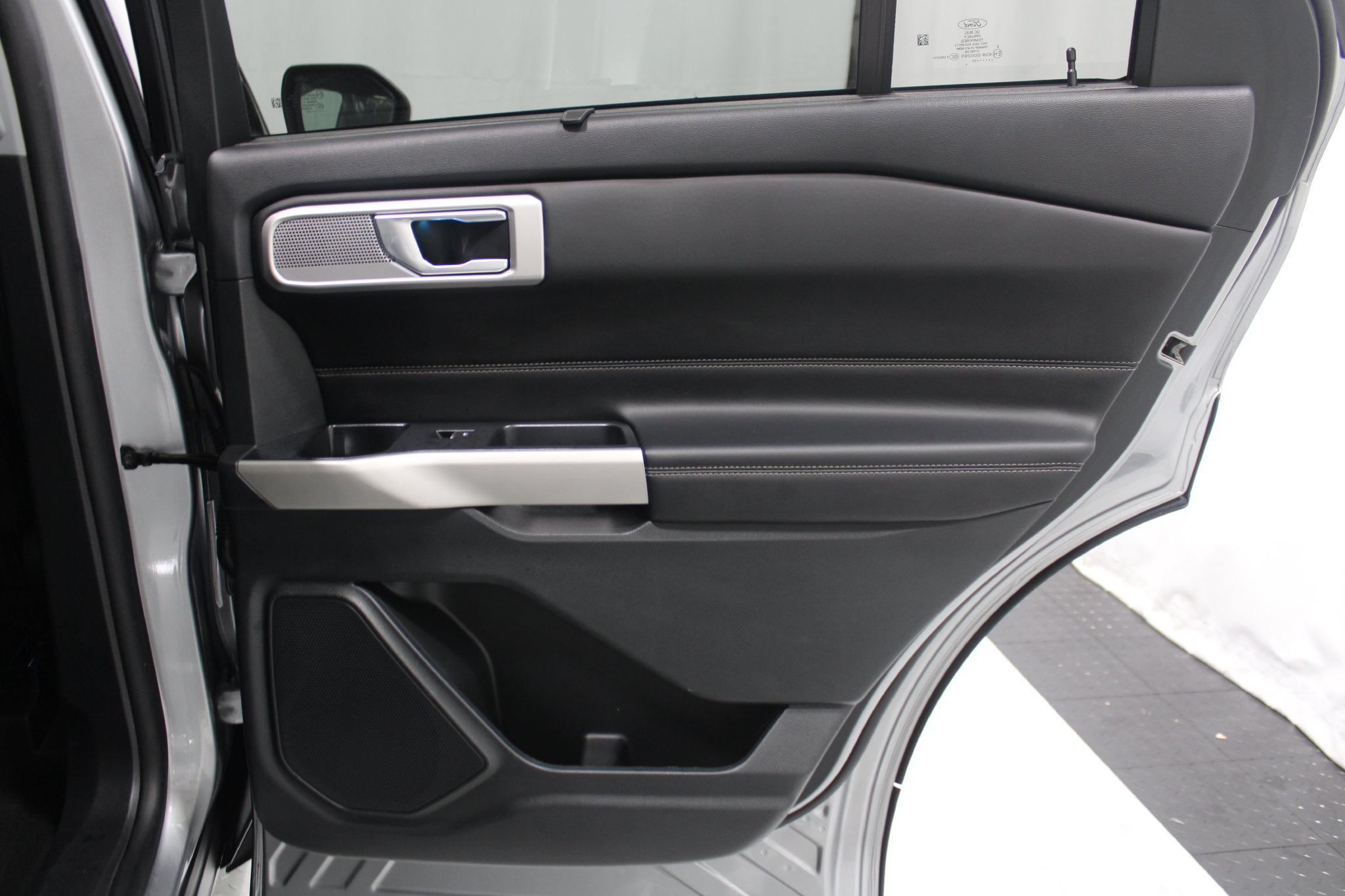 Used 2023 Ford Explorer Limited w/ Equipment Group 301A AWD/4WD image 19