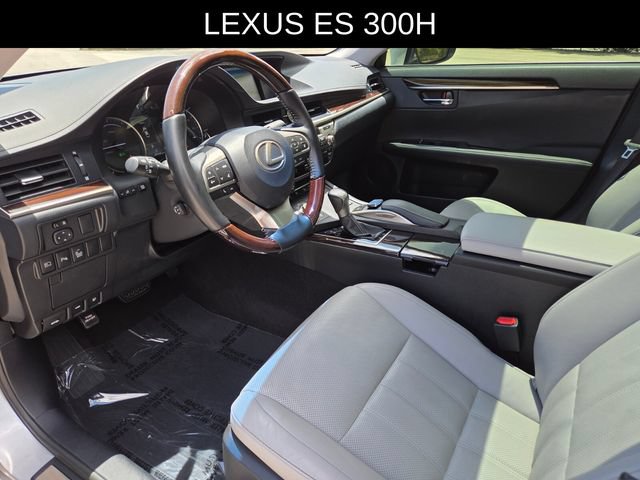 Used 2017 Lexus ES 300h w/ Luxury Package FWD image 23