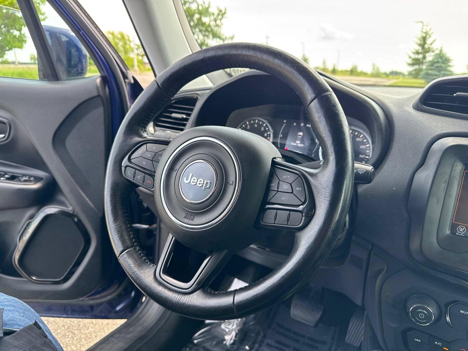 Used 2018 Jeep Renegade Altitude w/ Cold Weather Group FWD image 21