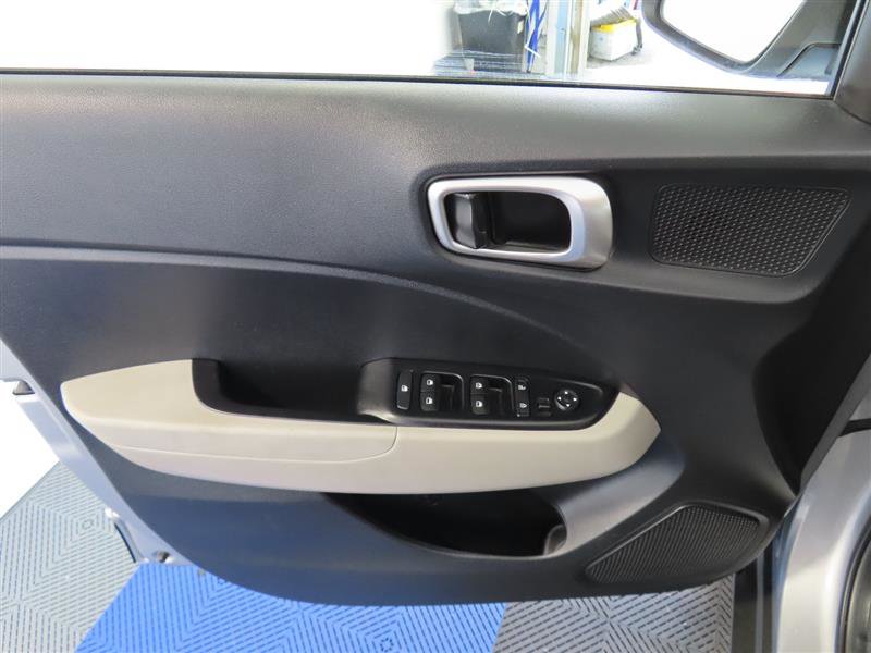 Used 2025 Hyundai Venue SEL FWD image 14