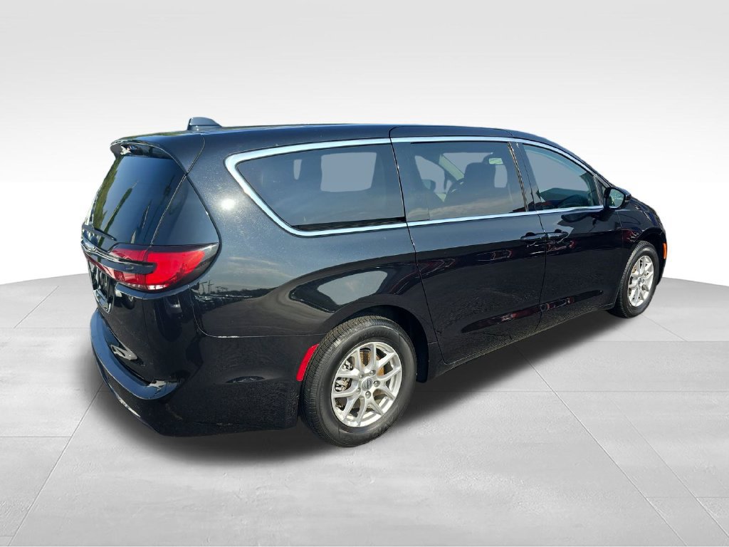 Used 2024 Chrysler Pacifica Touring-L FWD image 5
