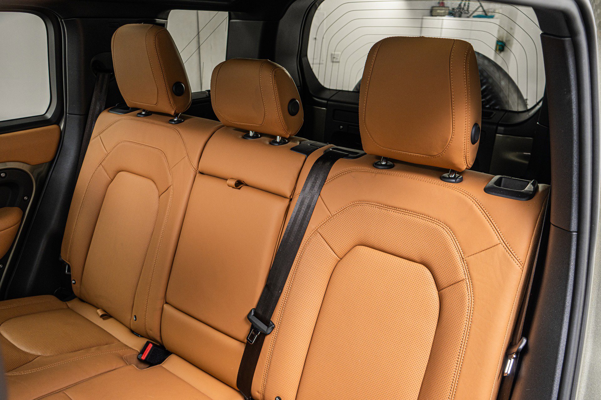 Used 2024 Land Rover Defender 110 SE image 16