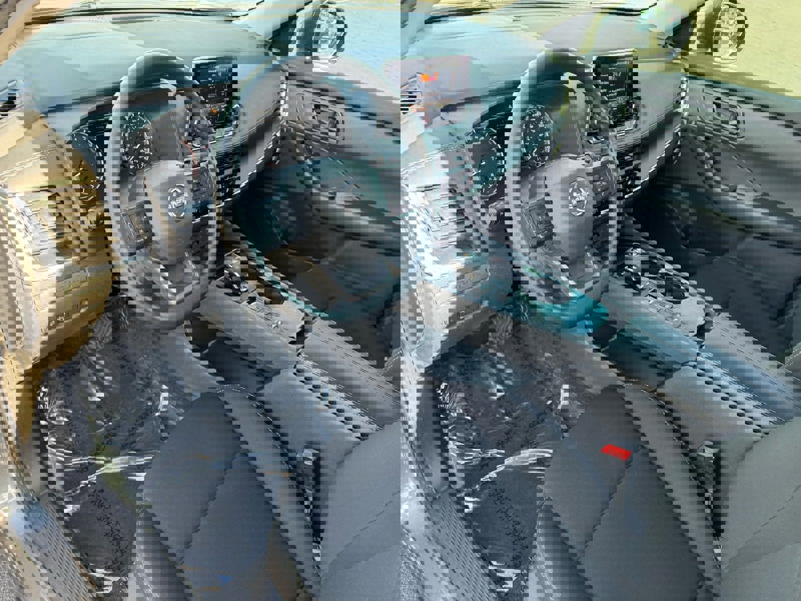 Used 2025 Nissan Rogue S image 17