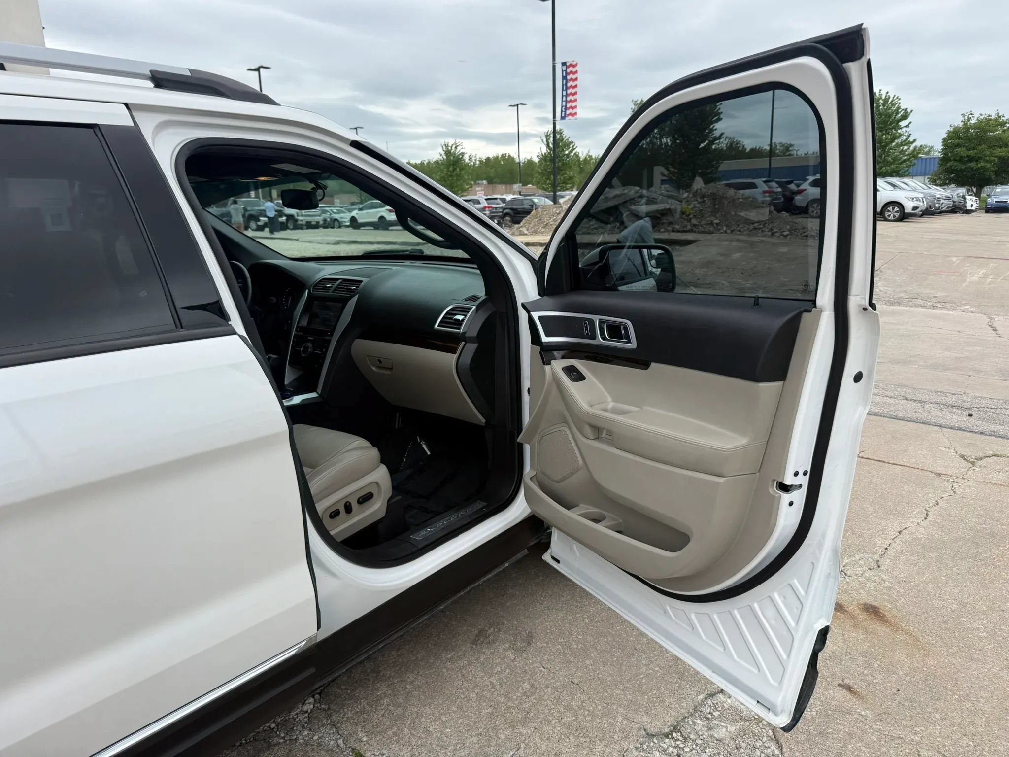 Used 2015 Ford Explorer Limited w/ Equipment Group 301A AWD/4WD image 26