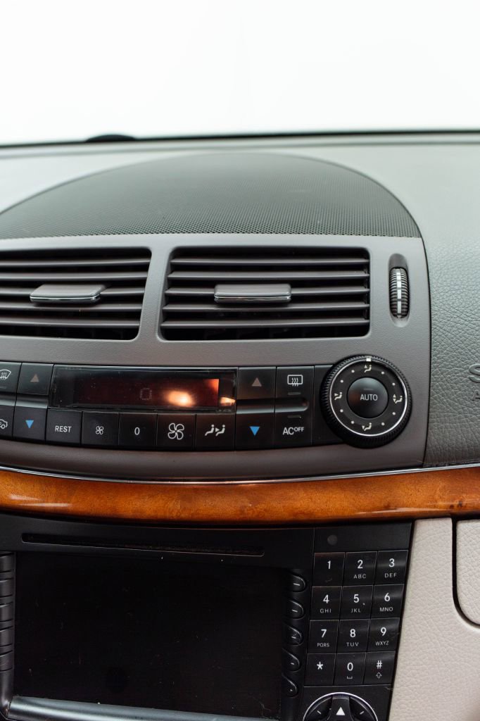 Used 2005 Mercedes-Benz E 500 Sedan w/ Lighting Pkg image 39