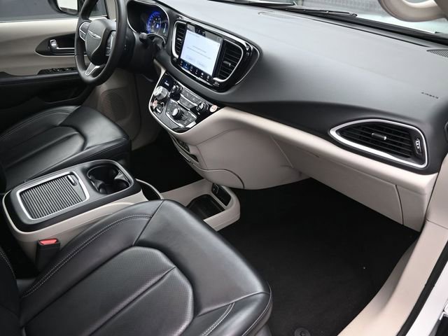 Used 2023 Chrysler Pacifica Touring-L image 37
