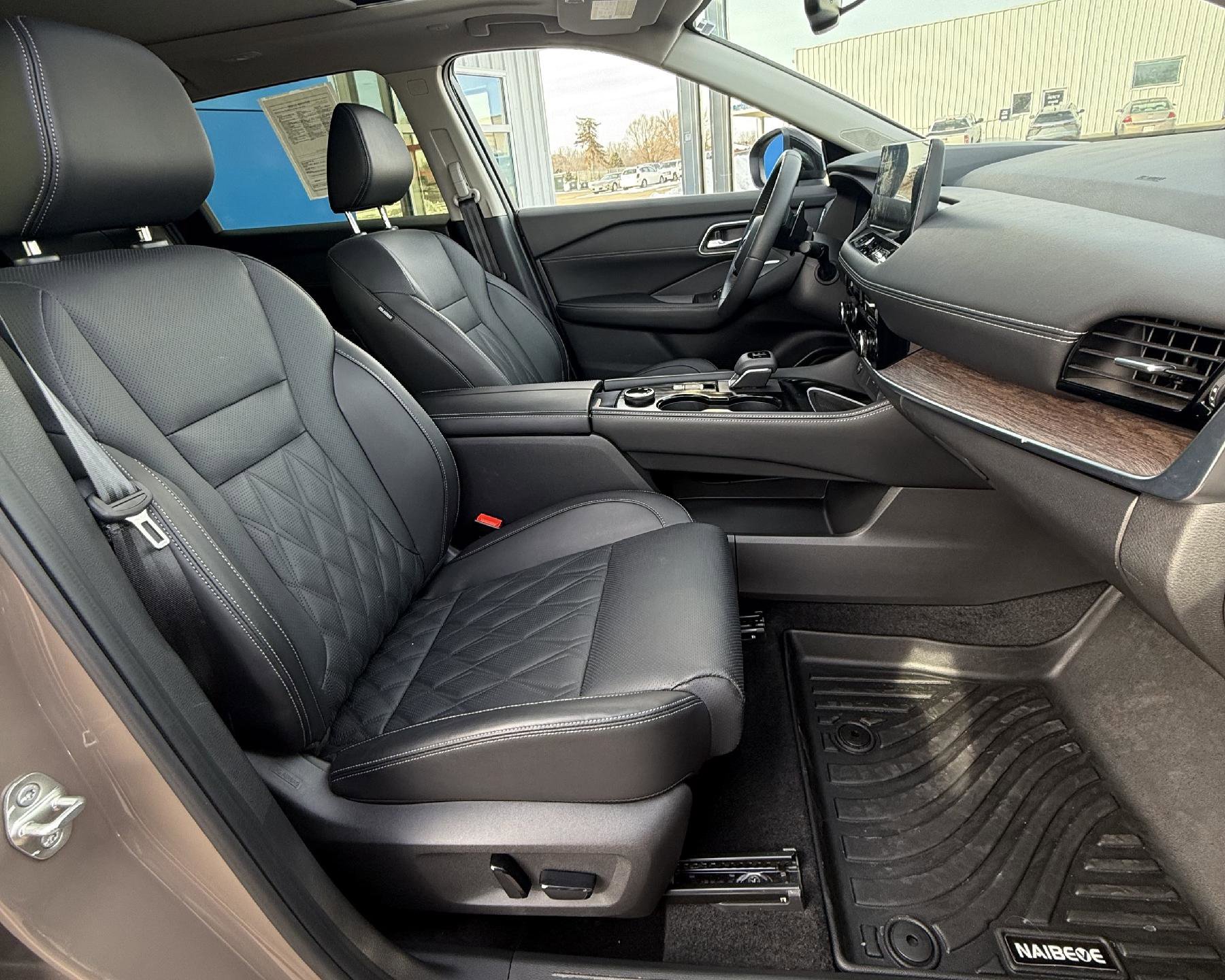 Used 2024 Nissan Rogue Platinum image 12