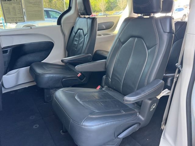 Used 2020 Chrysler Pacifica Touring-L w/ Tire & Wheel Group image 31