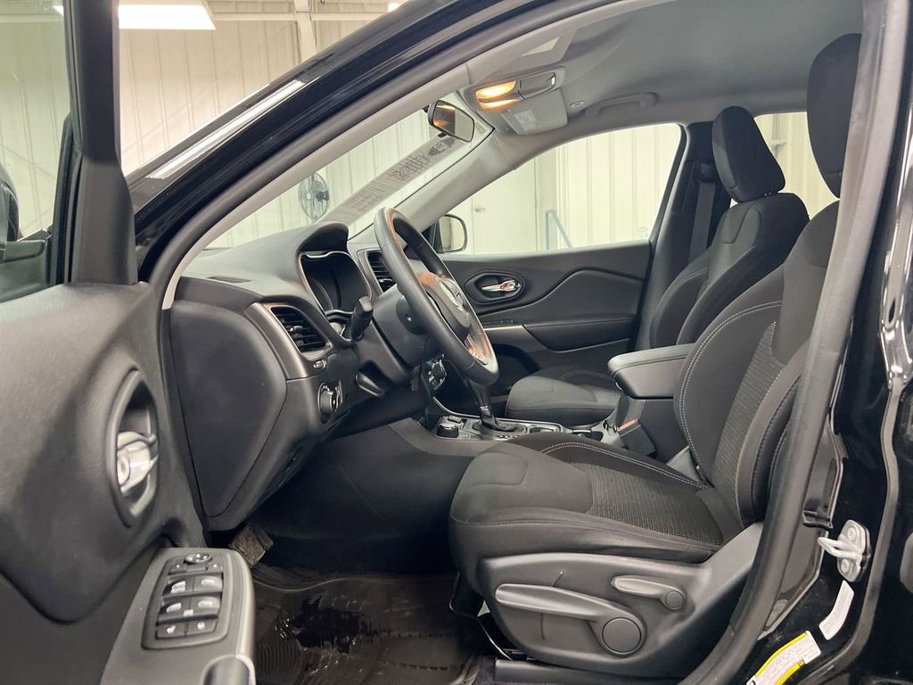 Used 2019 Jeep Cherokee Latitude w/ Popular Appearance Group AWD/4WD image 19