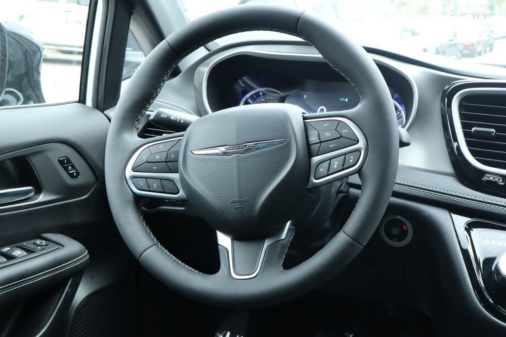 Used 2025 Chrysler Pacifica Select FWD image 27