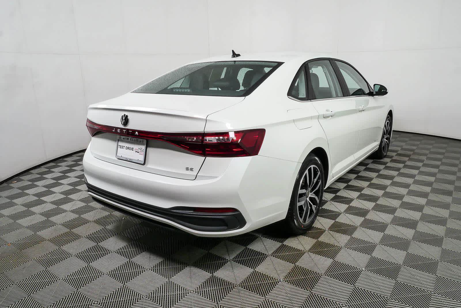 Certified 2025 Volkswagen Jetta SE FWD image 3