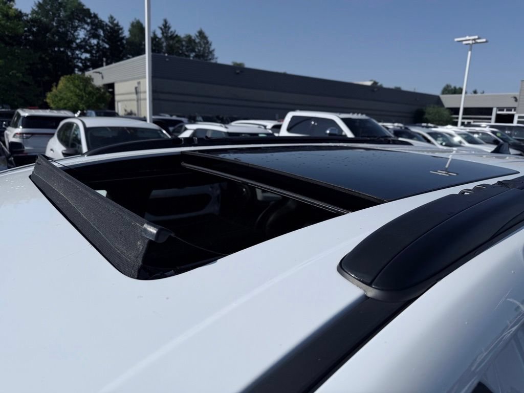 Used 2025 Chrysler Pacifica Limited FWD image 11