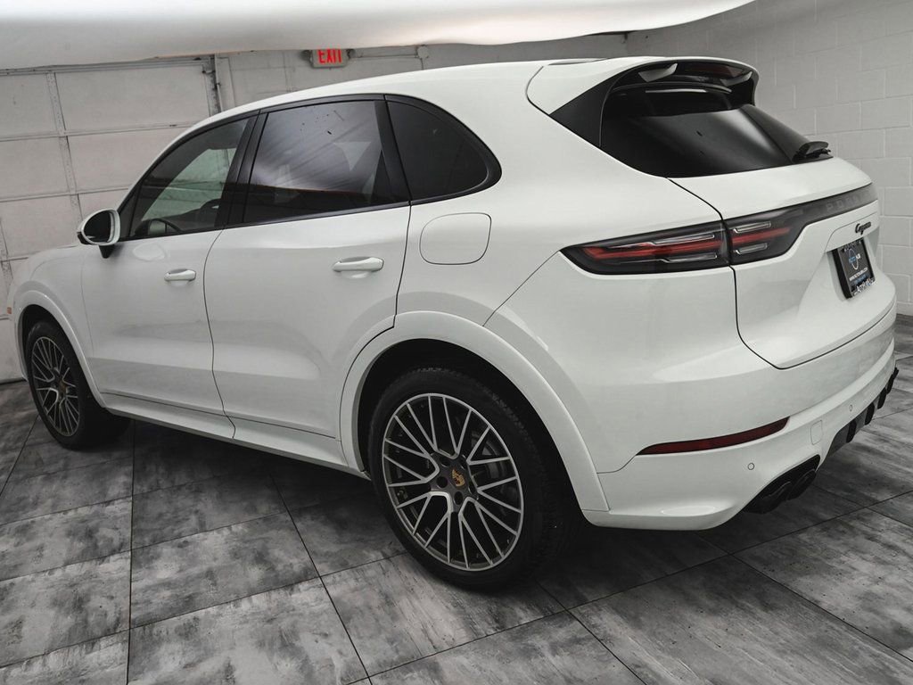 Used 2022 Porsche Cayenne Platinum Edition image 4