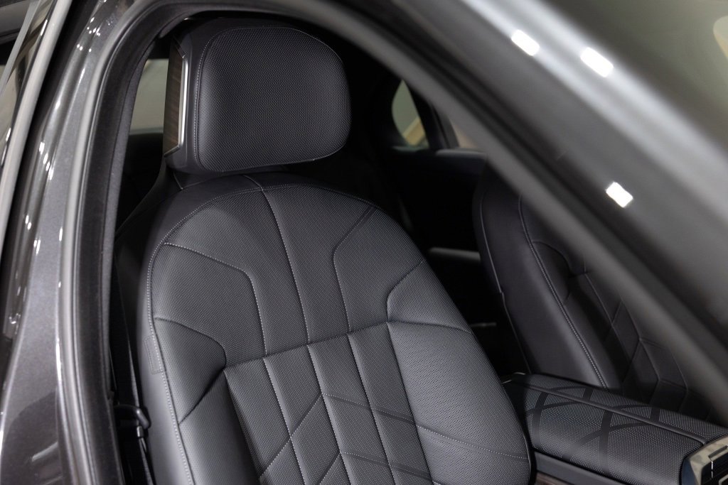 Used 2025 BMW i7 xDrive60 image 34