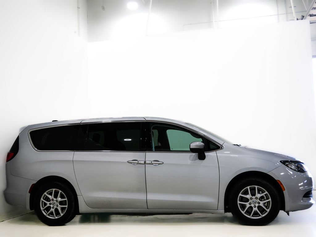 Used 2023 Chrysler Voyager LX image 4