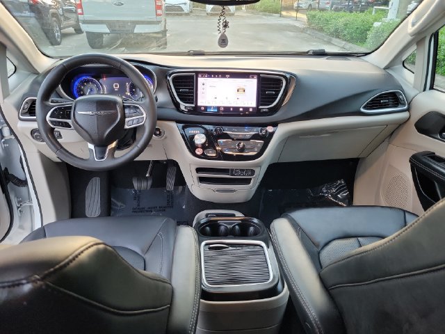 Used 2024 Chrysler Pacifica Touring-L FWD image 9