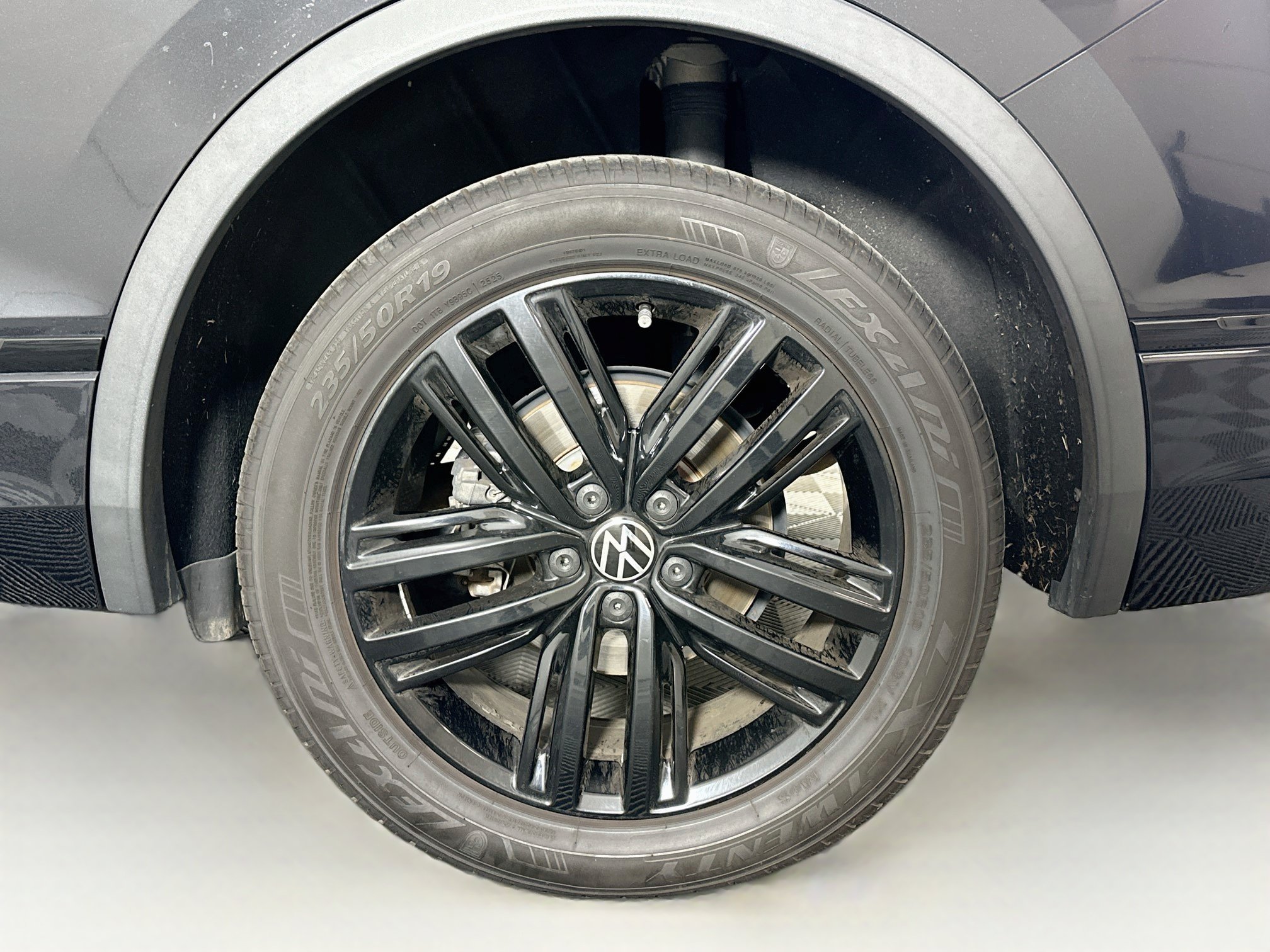 Used 2022 Volkswagen Tiguan SE R-Line FWD image 11