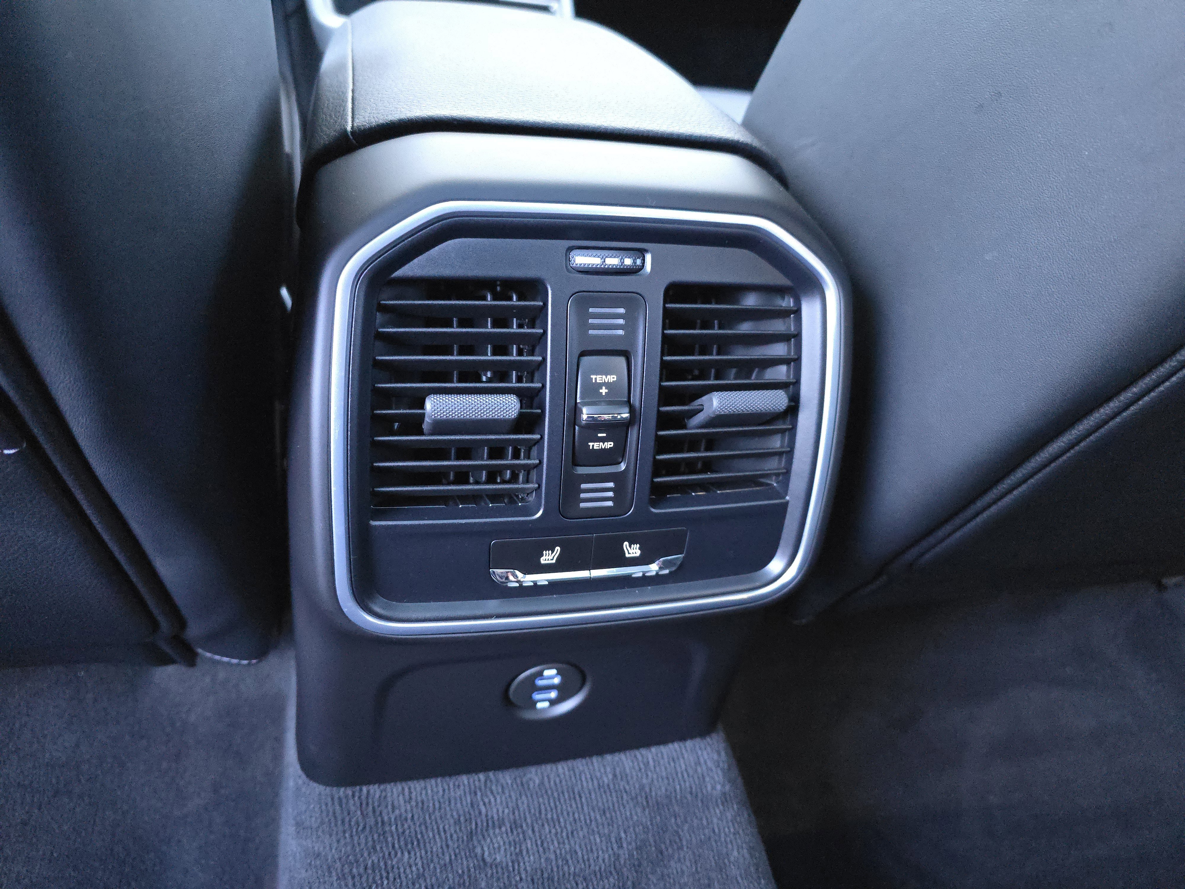 Certified 2025 Porsche Macan image 22