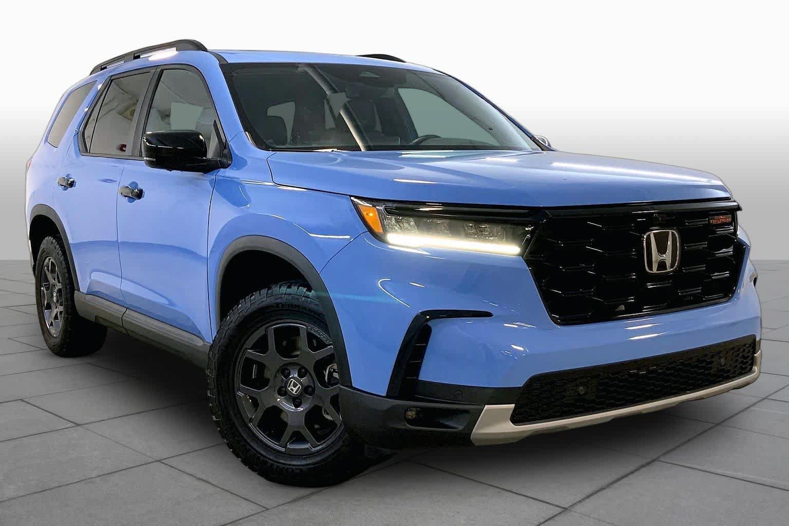 Used 2025 Honda Pilot TrailSport image 2