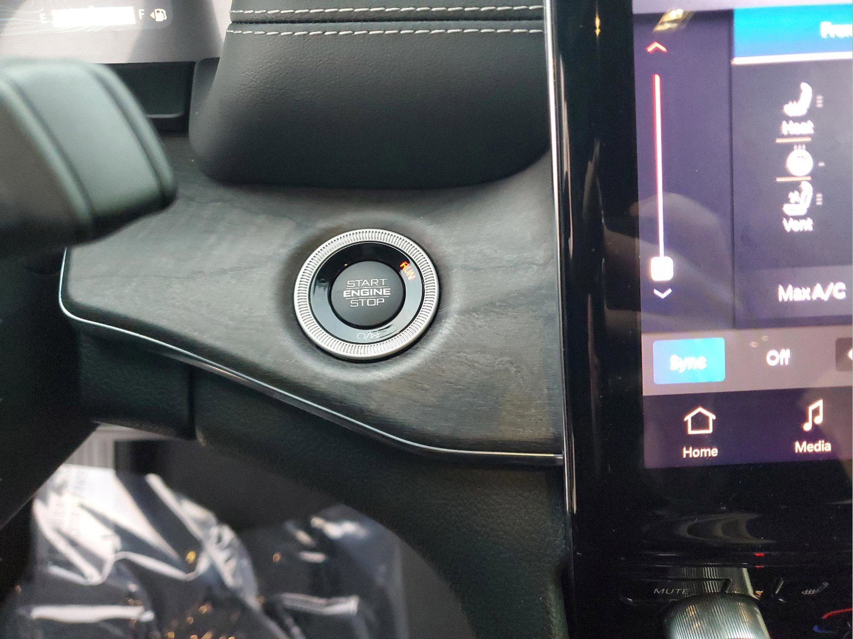 Used 2024 Jeep Grand Cherokee Overland w/ Advanced Protech Group III image 22