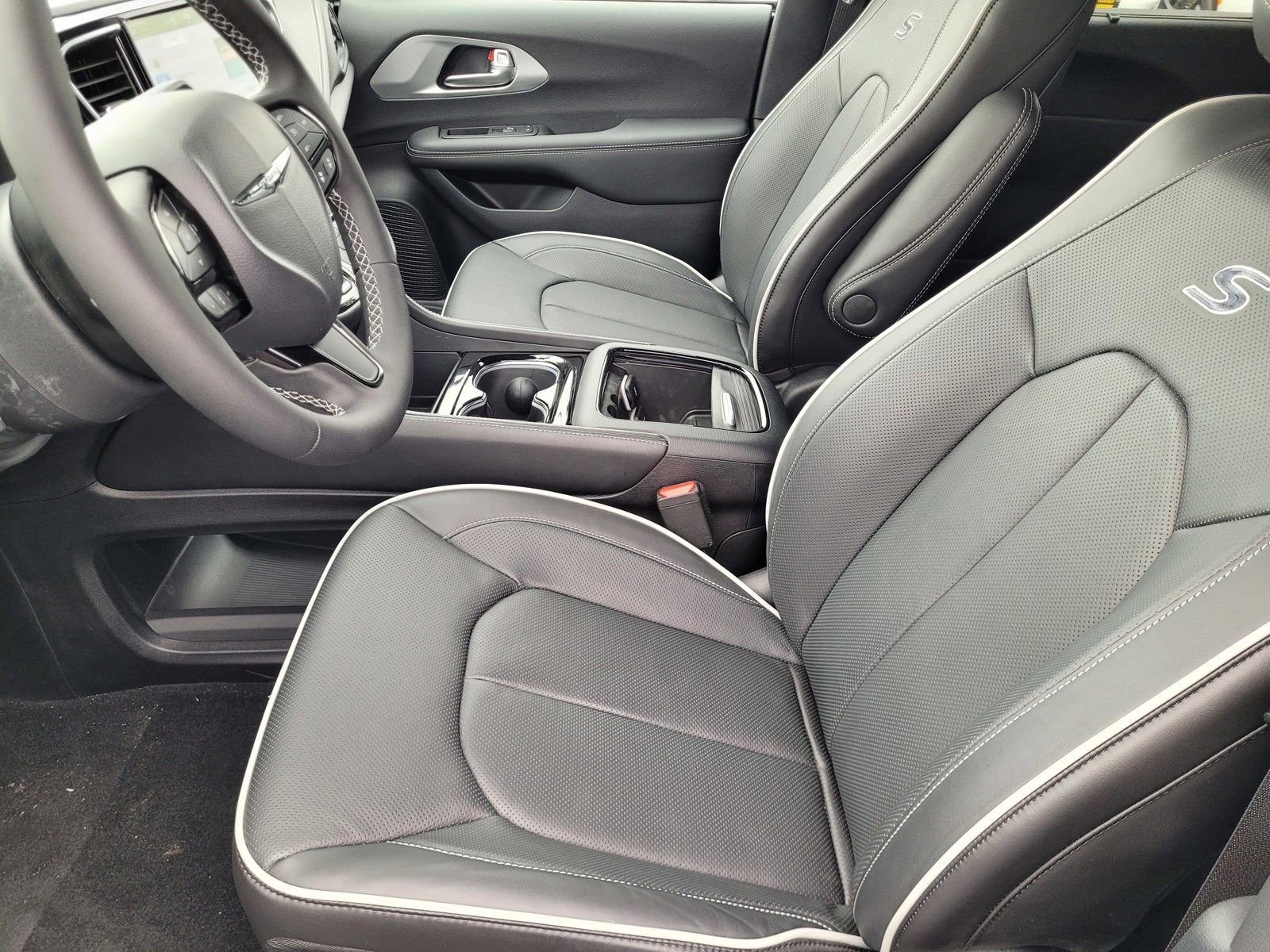 New 2026 Chrysler Pacifica Limited w/ Uconnect Theater Family Group image 15