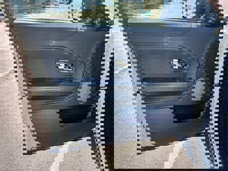 Used 2018 Land Rover Range Rover Evoque SE image 16