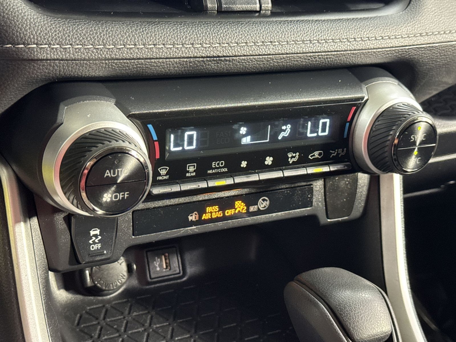 Used 2024 Toyota RAV4 LE AWD/4WD image 33