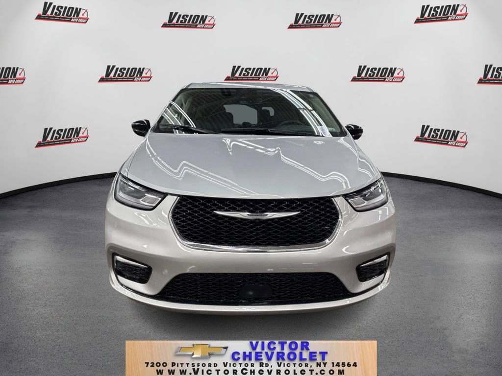 Used 2024 Chrysler Pacifica Touring-L image 2