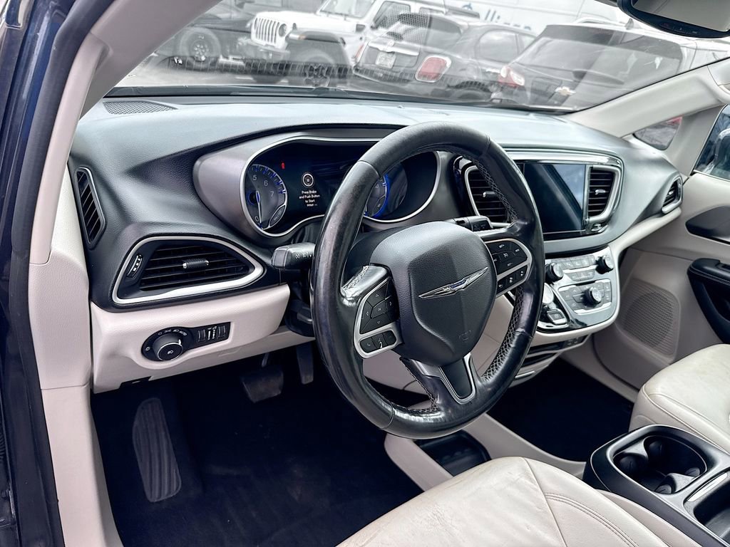 Used 2020 Chrysler Pacifica Touring-L w/ Advanced Safetytec Group image 10
