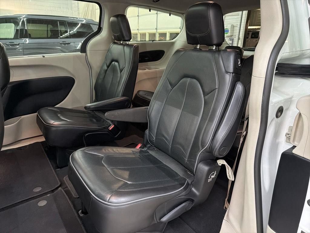 Used 2020 Chrysler Pacifica Limited FWD image 27
