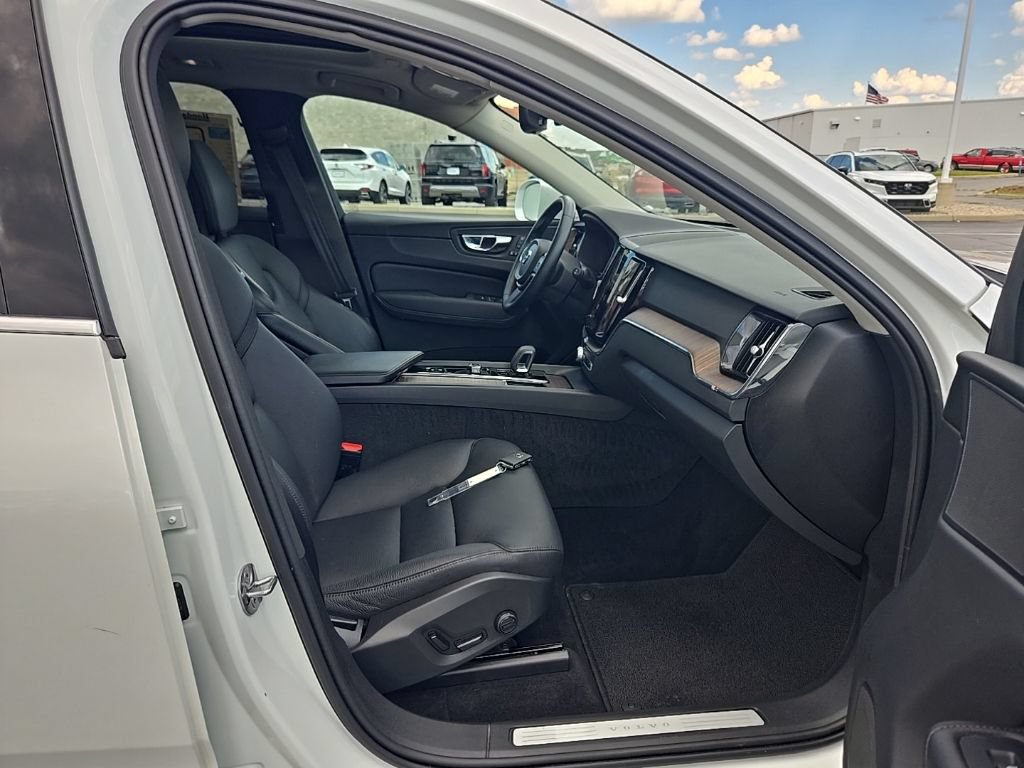 Used 2022 Volvo XC60 B5 Momentum AWD/4WD image 42