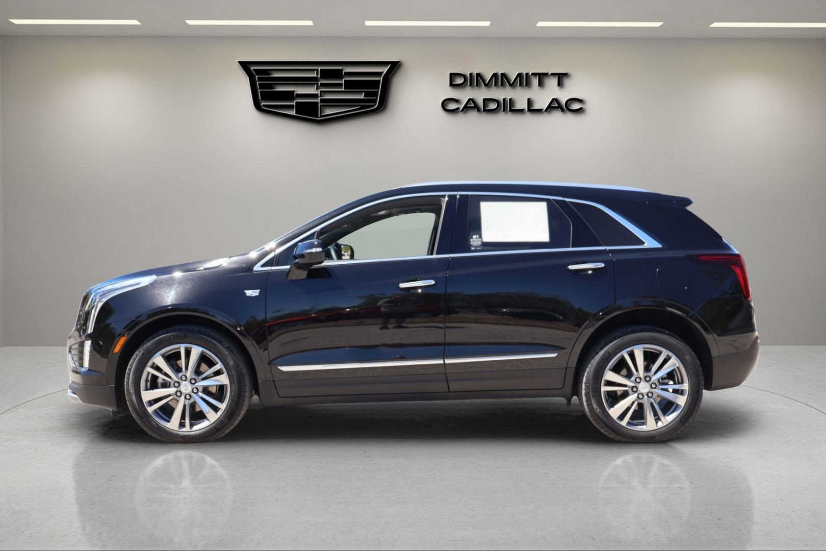 Certified 2025 Cadillac XT5 Premium Luxury image 2
